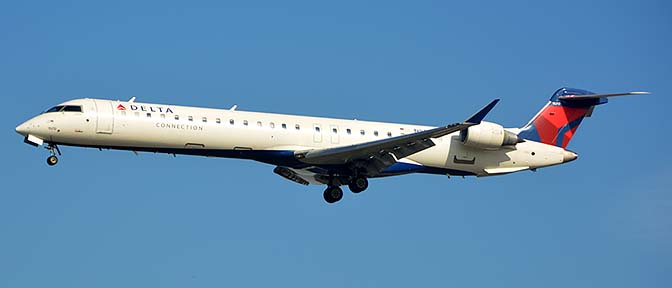 Delta Connection Canadair CRJ-900ER CL-600-2D24 N825SK, Los Angeles international Airport, January 19, 2015
